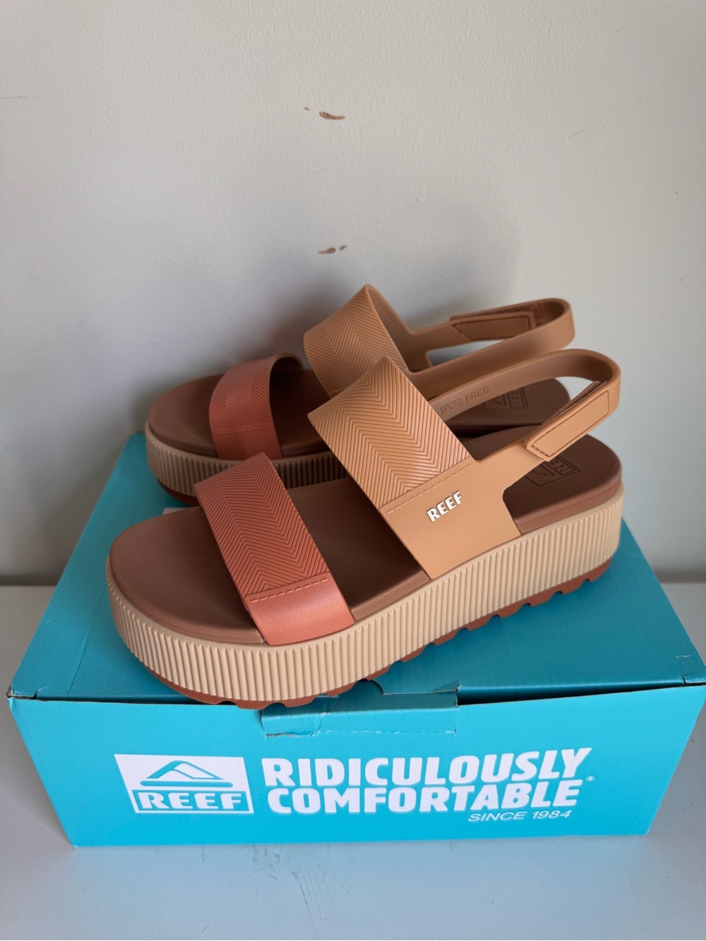 NWOT Reef Water Vista Higher Platform Sandals  - Size 7 in Brown Duo
